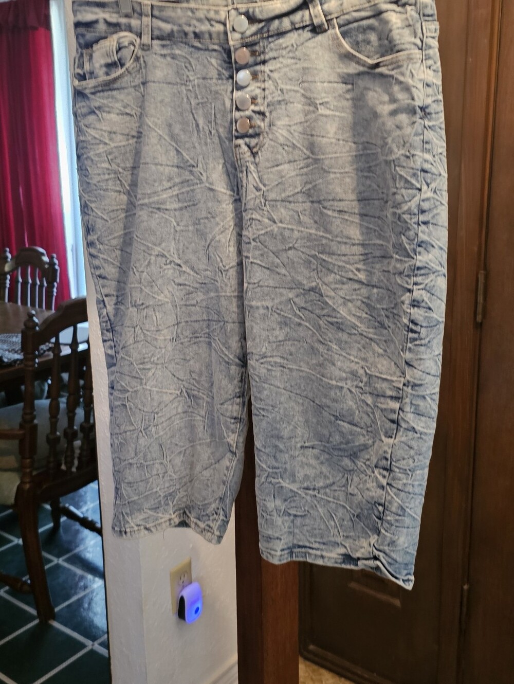 WOMEN'S Light Blue Denim-Style Button Fly Capri Jeans.